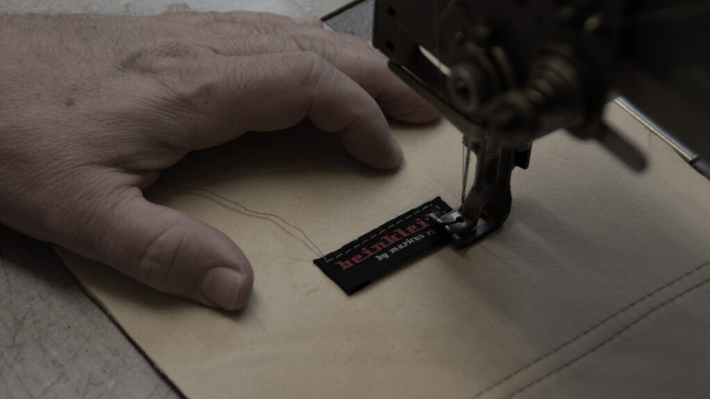 Imagefoto "Inhaber Markus Ritsch an der Nähmaschine"