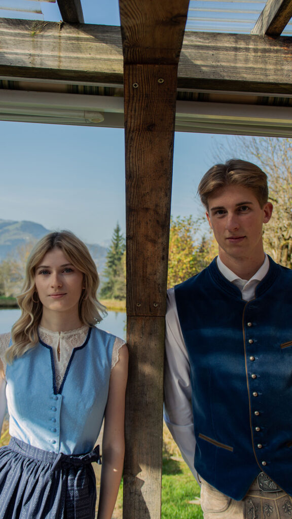 2 Models in Tracht gekleidet, sehen in die Kamera