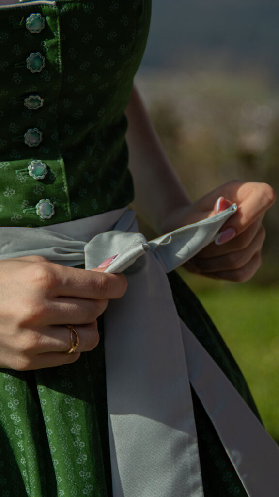 Model bindet sich ihre Dirndlschürze