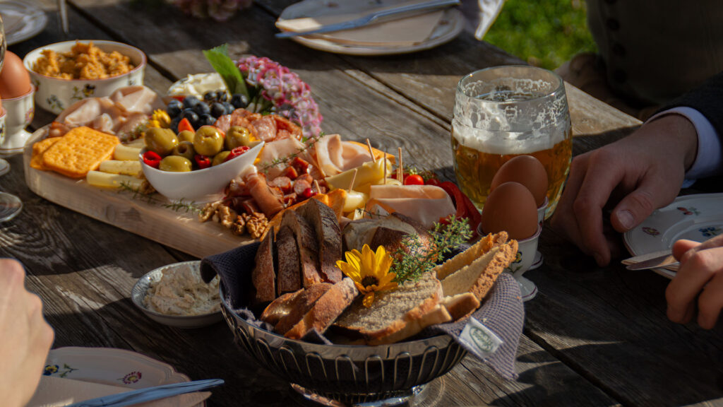 Schön angerichteter Tisch mit Jausen